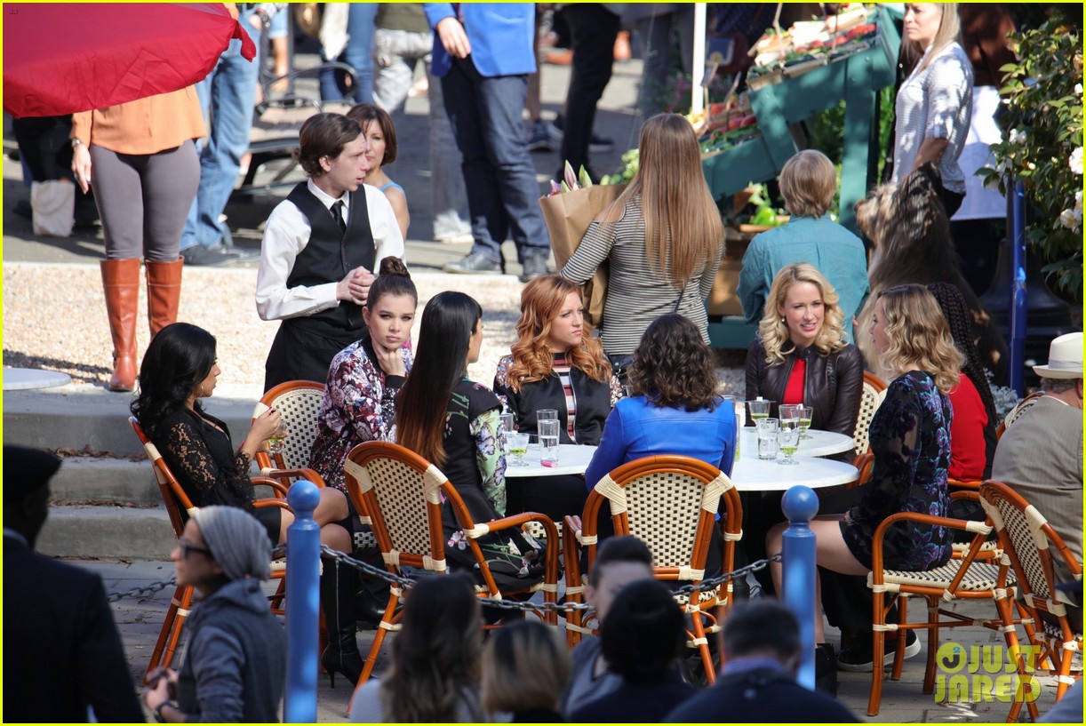 hailee steinfeld pitch perfect cast continue filming 03