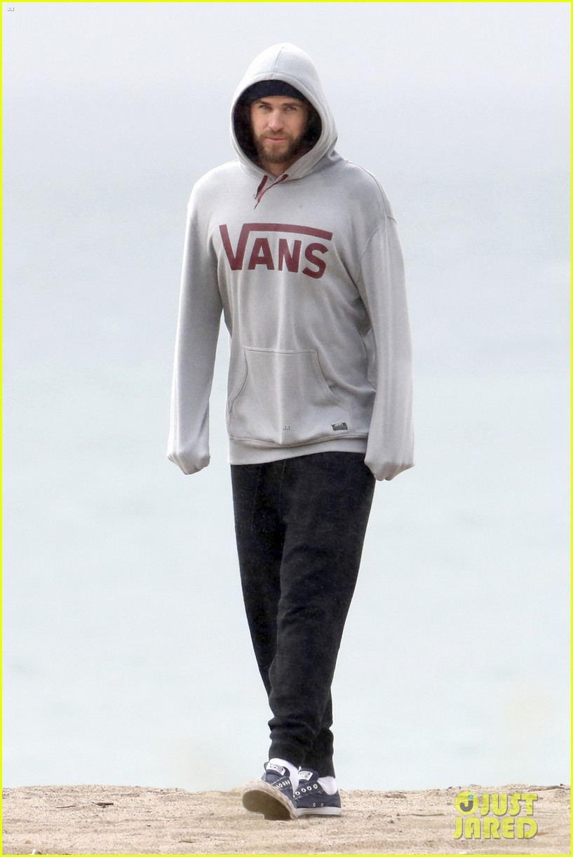 liam hemsworth bundles up while checking out the surf 02