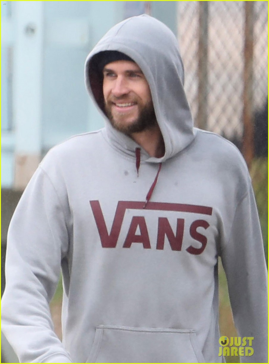 liam hemsworth bundles up while checking out the surf 03