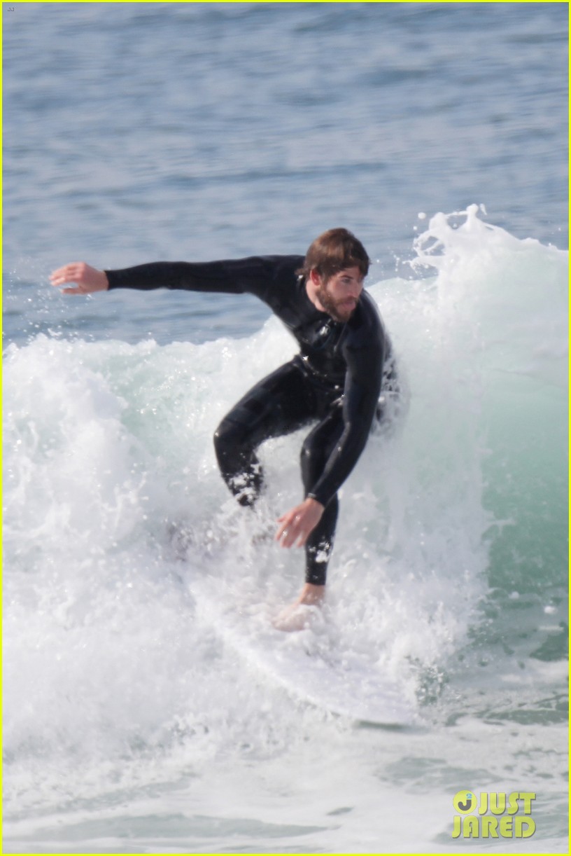 liam hemsworth flaunts his toned wetsuit bod while surfing see his wipeout pic 02