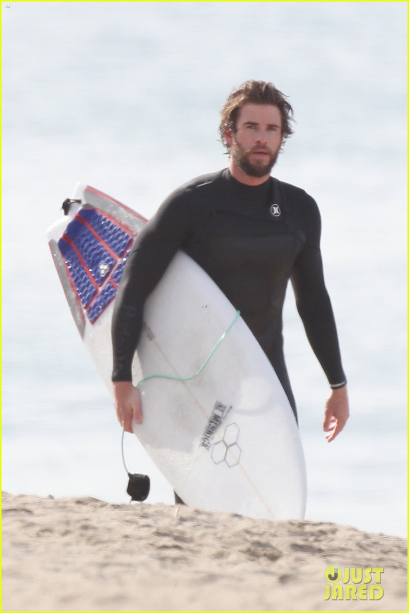 liam hemsworth flaunts his toned wetsuit bod while surfing see his wipeout pic 03