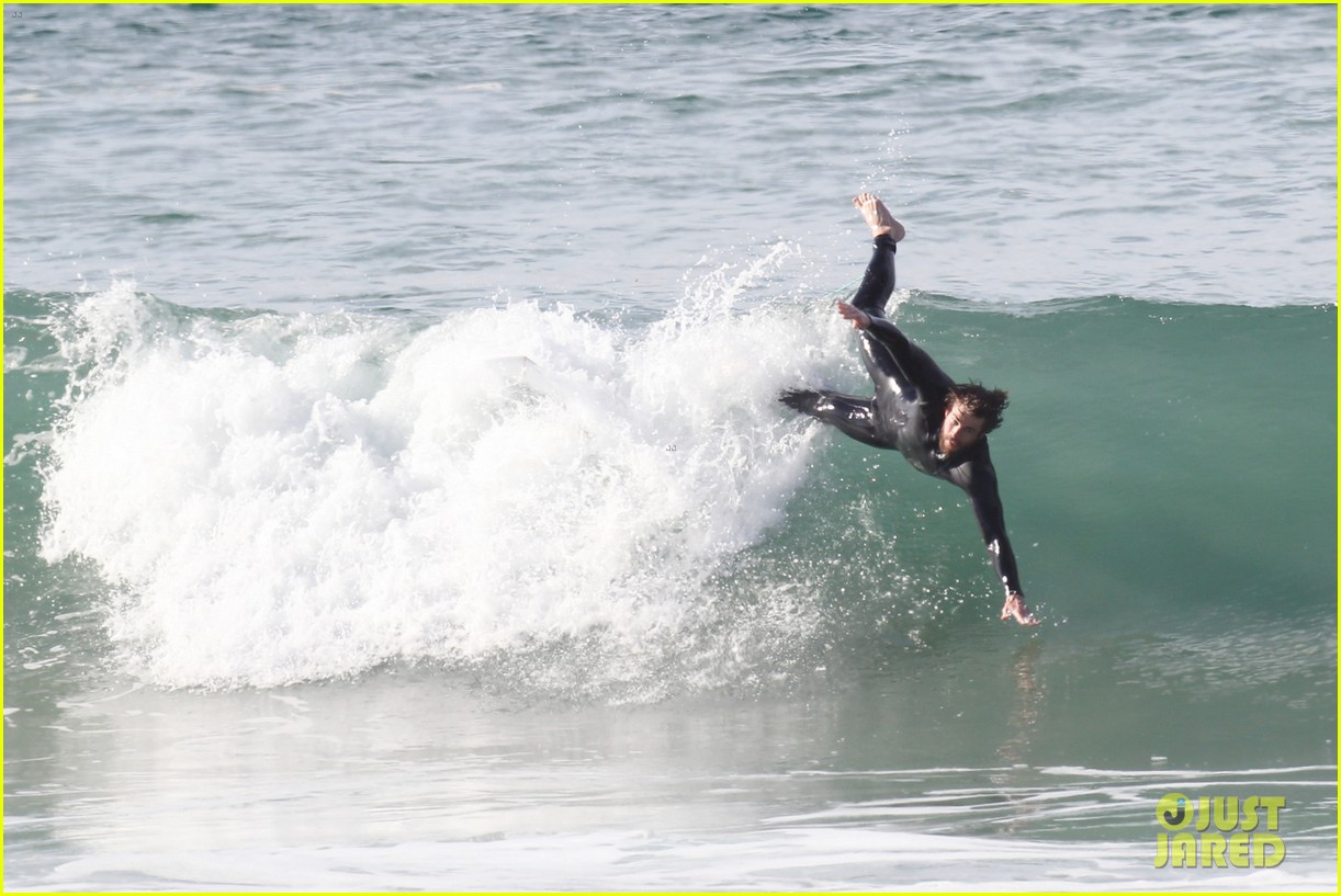 liam hemsworth flaunts his toned wetsuit bod while surfing see his wipeout pic 04