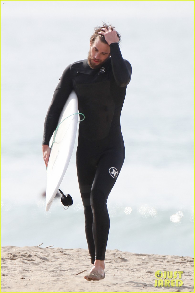 liam hemsworth flaunts his toned wetsuit bod while surfing see his wipeout pic 05
