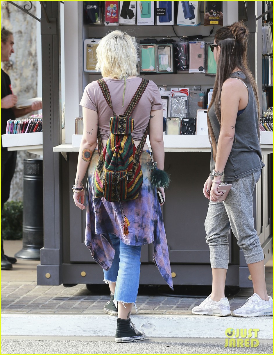paris jackson goes braless for shopping trip with prudence brando 09