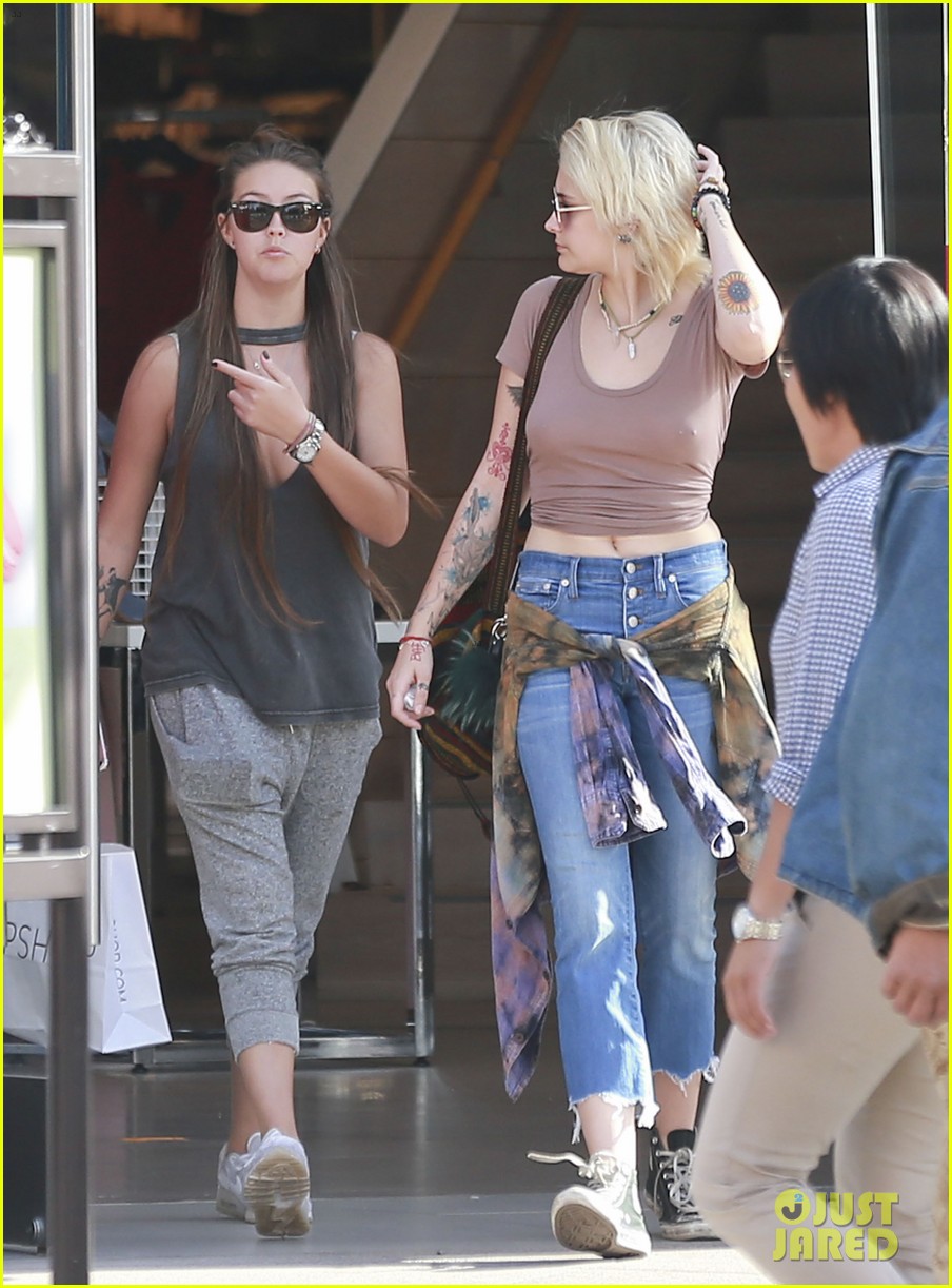 paris jackson goes braless for shopping trip with prudence brando 19