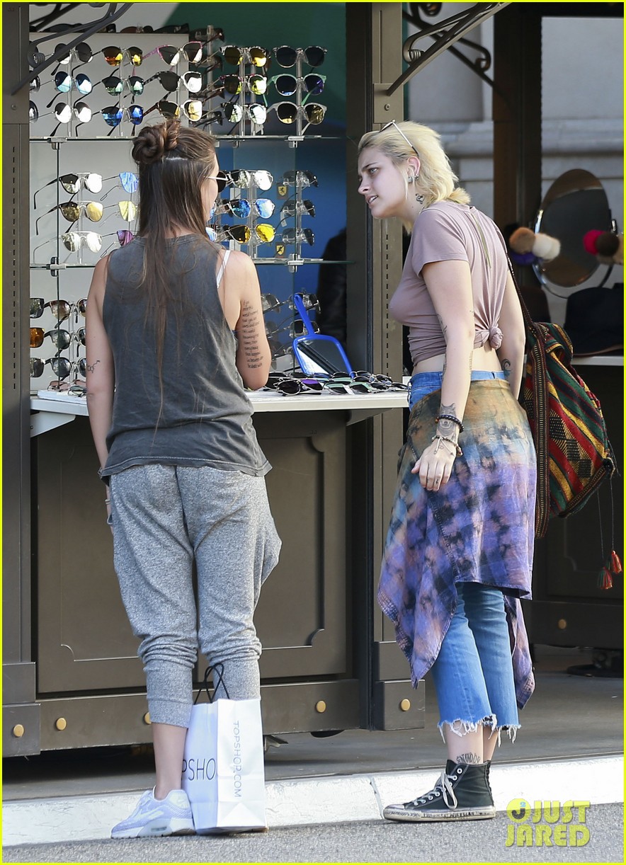 paris jackson goes braless for shopping trip with prudence brando 22
