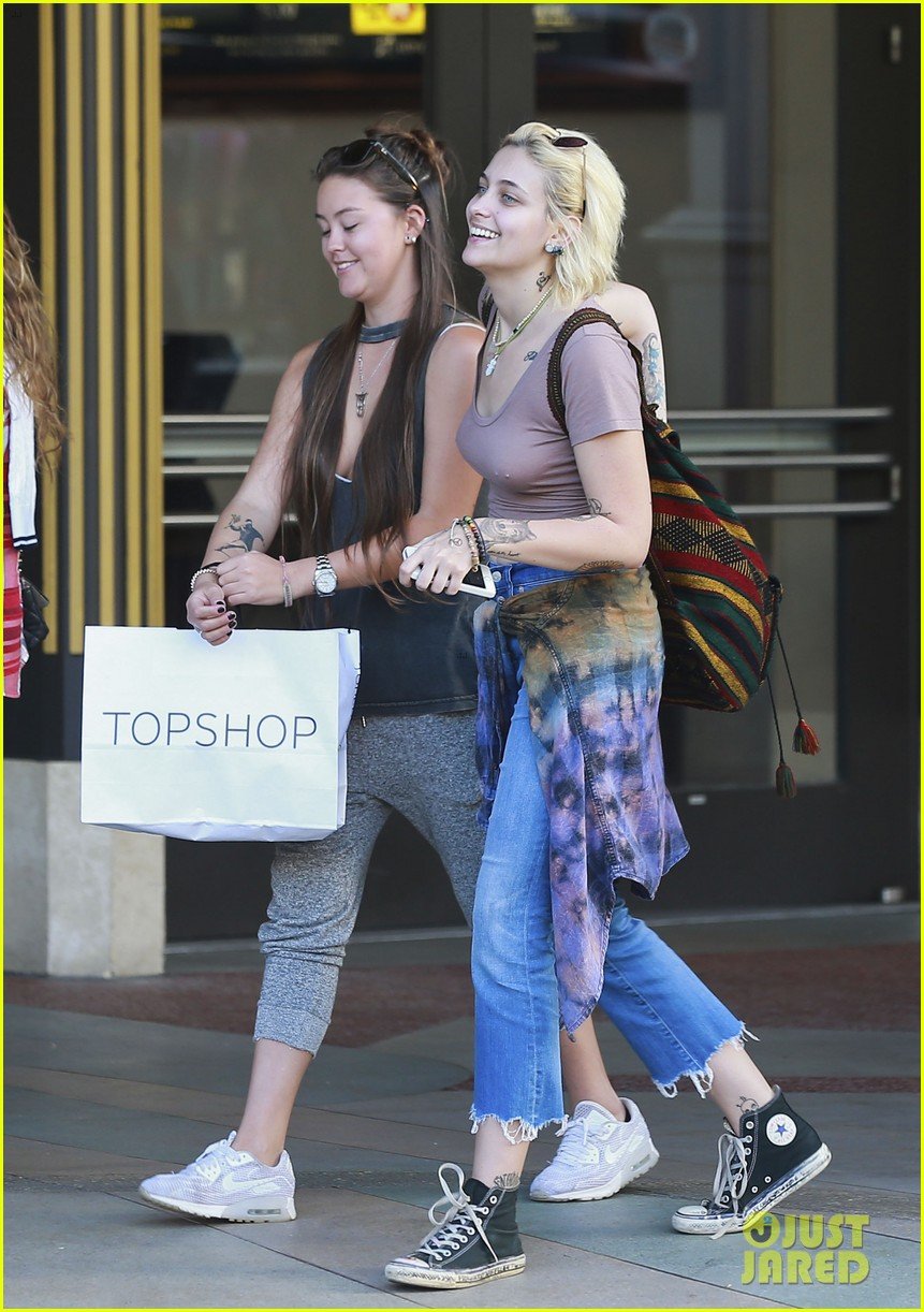 paris jackson goes braless for shopping trip with prudence brando 24