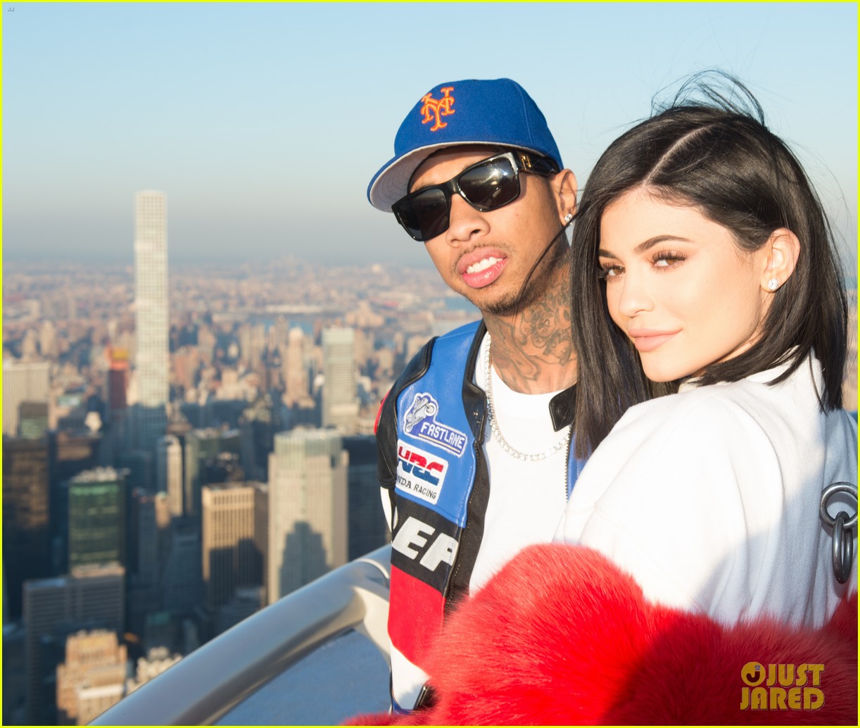 kylie jenner tyga celebrate valentines day at empire state building 01