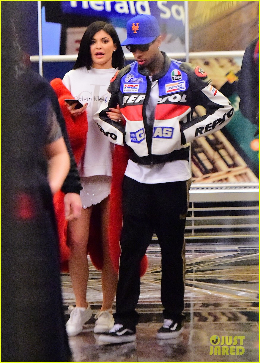 kylie jenner tyga celebrate valentines day at empire state building 04