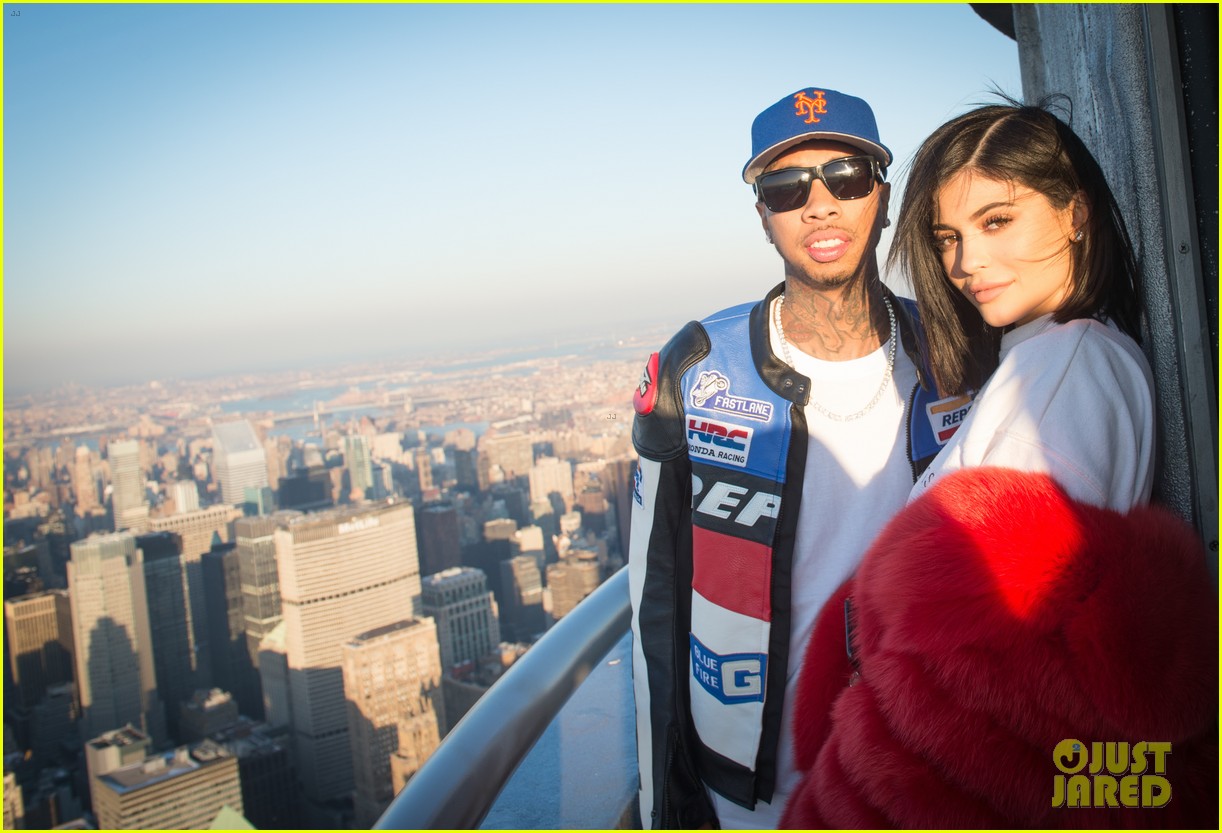 kylie jenner tyga celebrate valentines day at empire state building 05