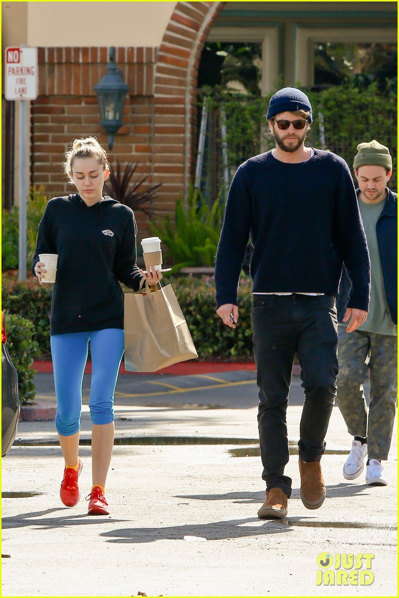 miley cyrus liam hemsworth lunch with friends 03