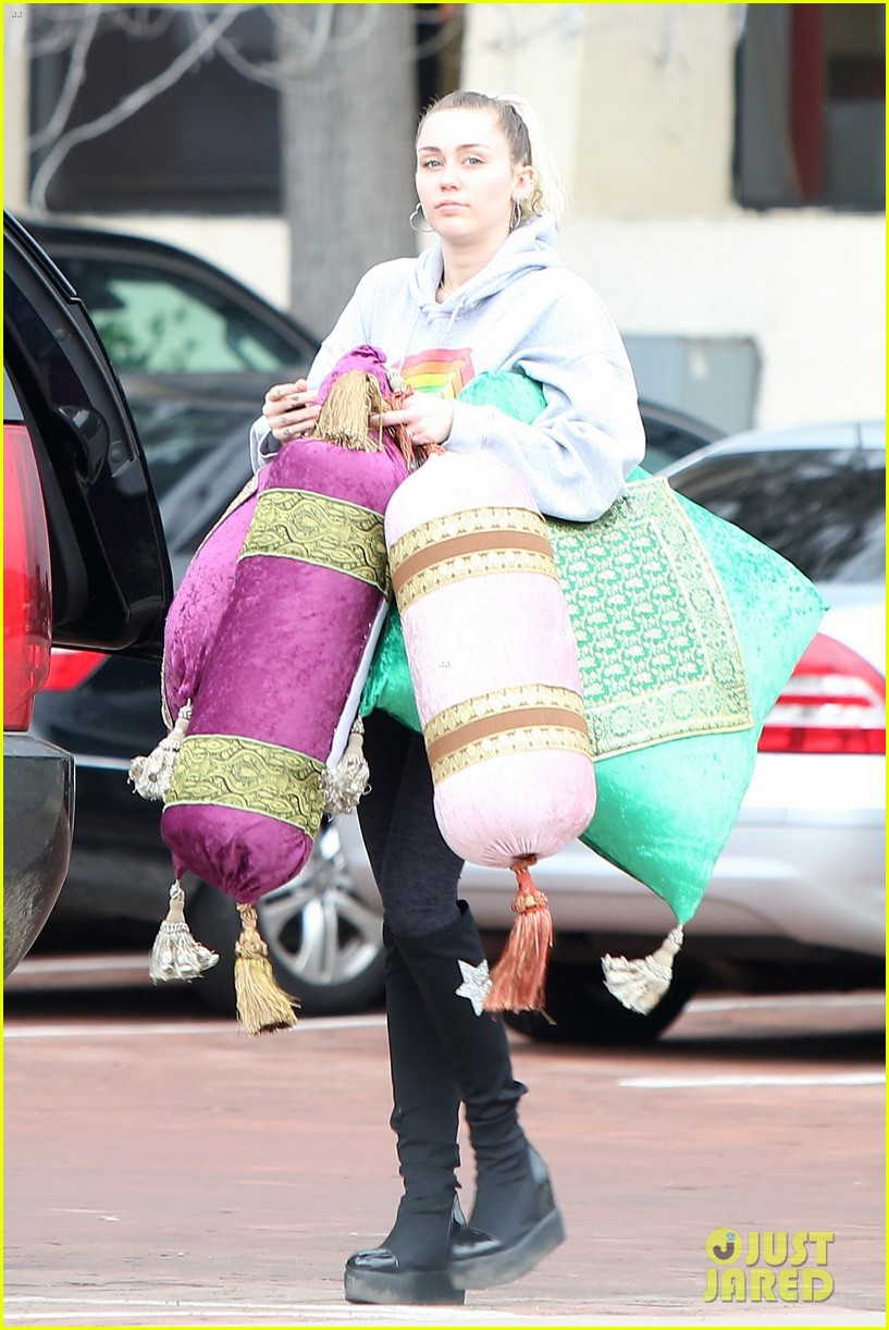 miley cyrus carries decorative pillows 01