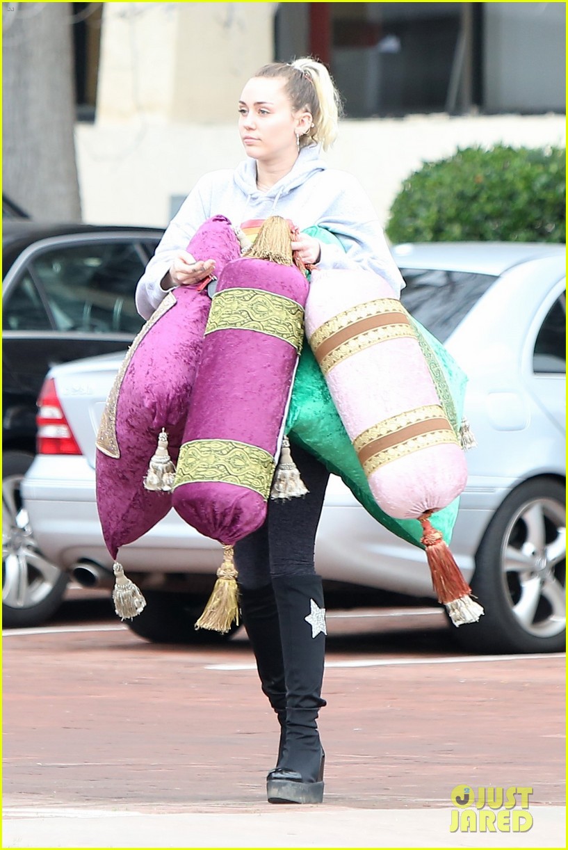 miley cyrus carries decorative pillows 02