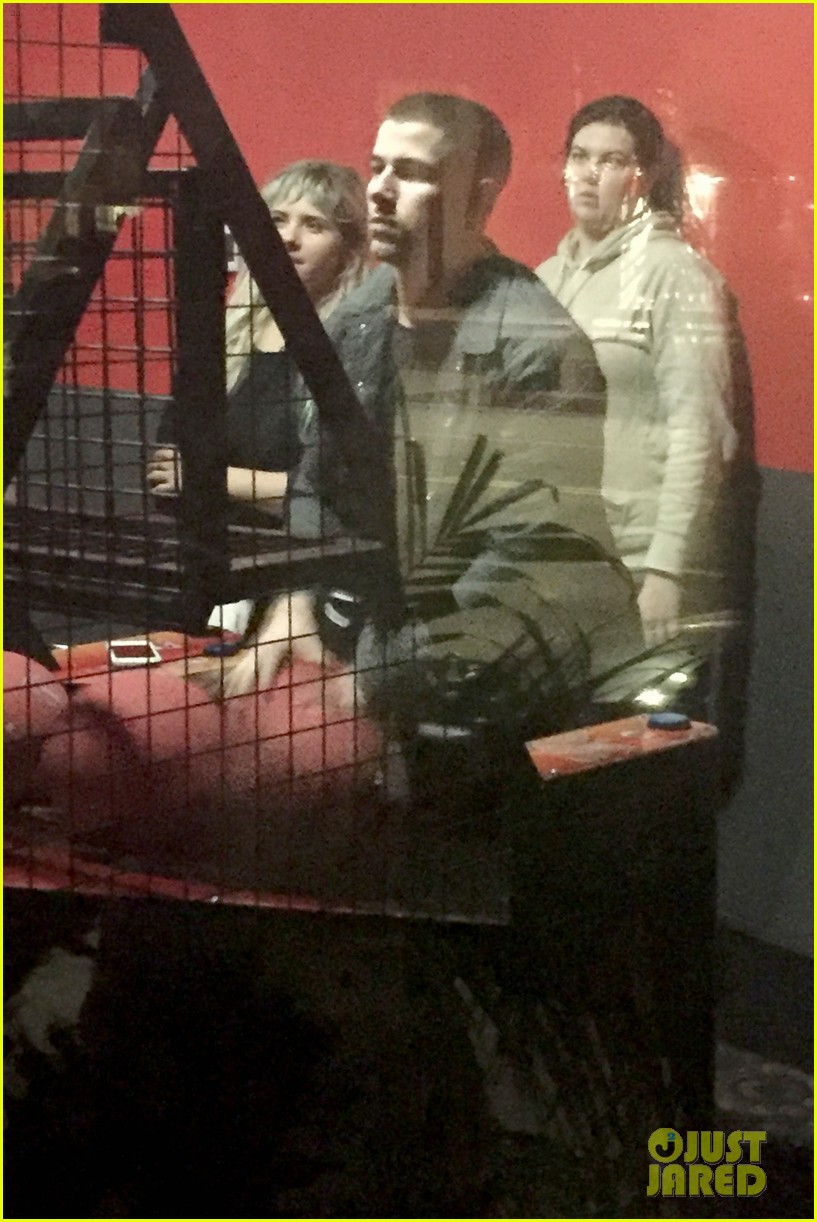 nick jonas steps out with mystery blonde 01