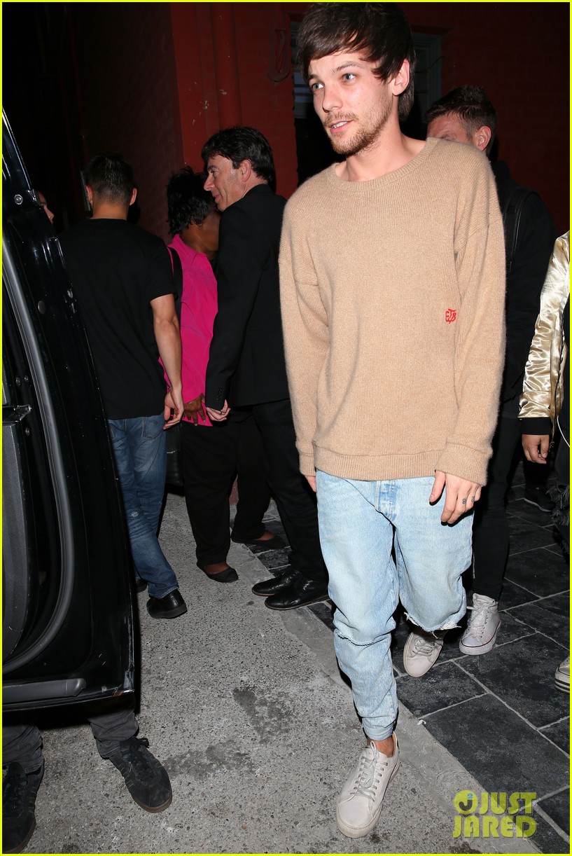 louis tomlinson hangs out with james arthur after his hotel cafe concert 06