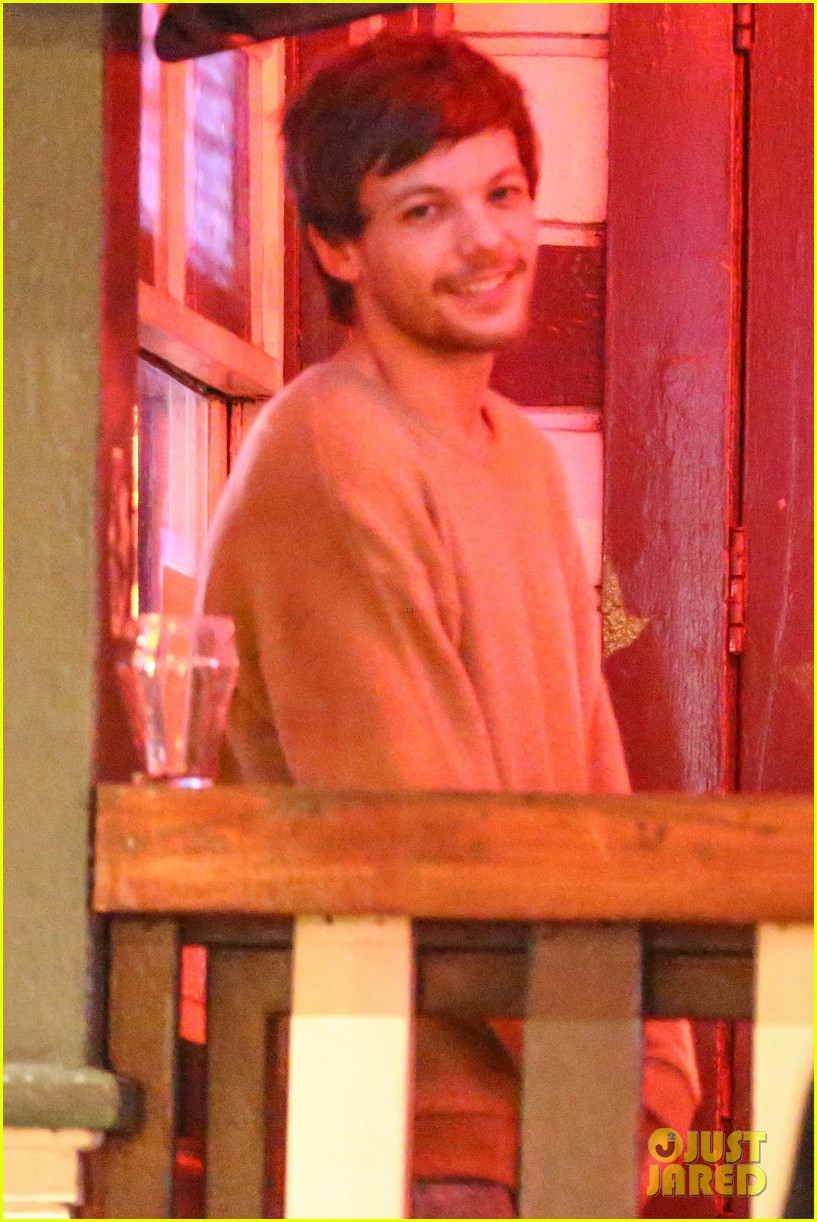 louis tomlinson hangs out with james arthur after his hotel cafe concert 08