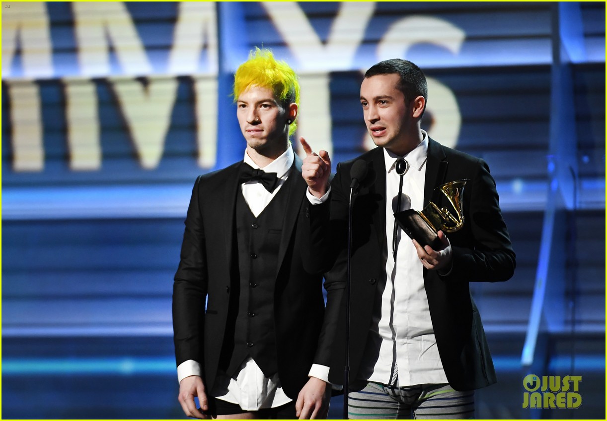 twenty one pilots remove pants to accept at grammys 2017 02