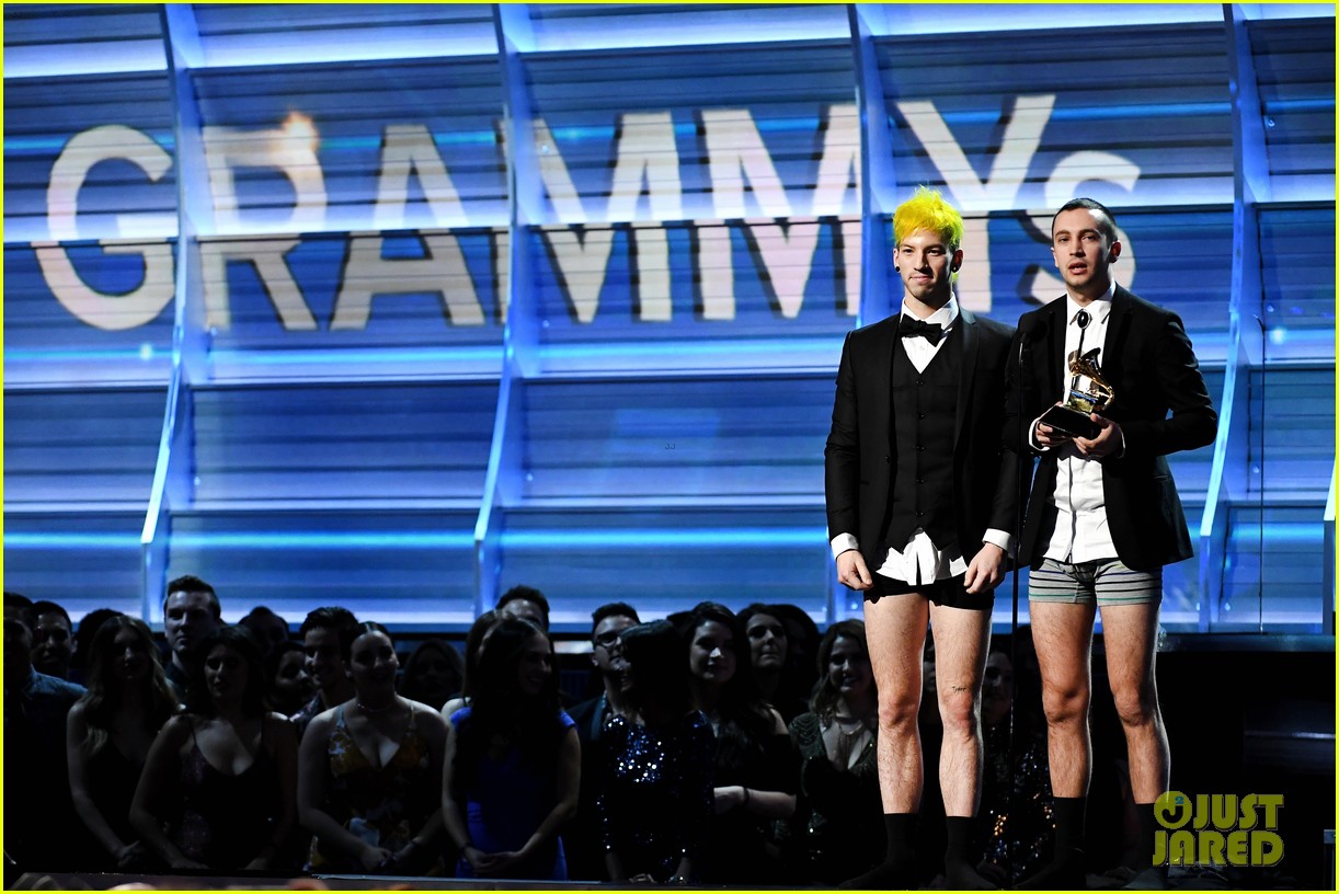 twenty one pilots remove pants to accept at grammys 2017 06
