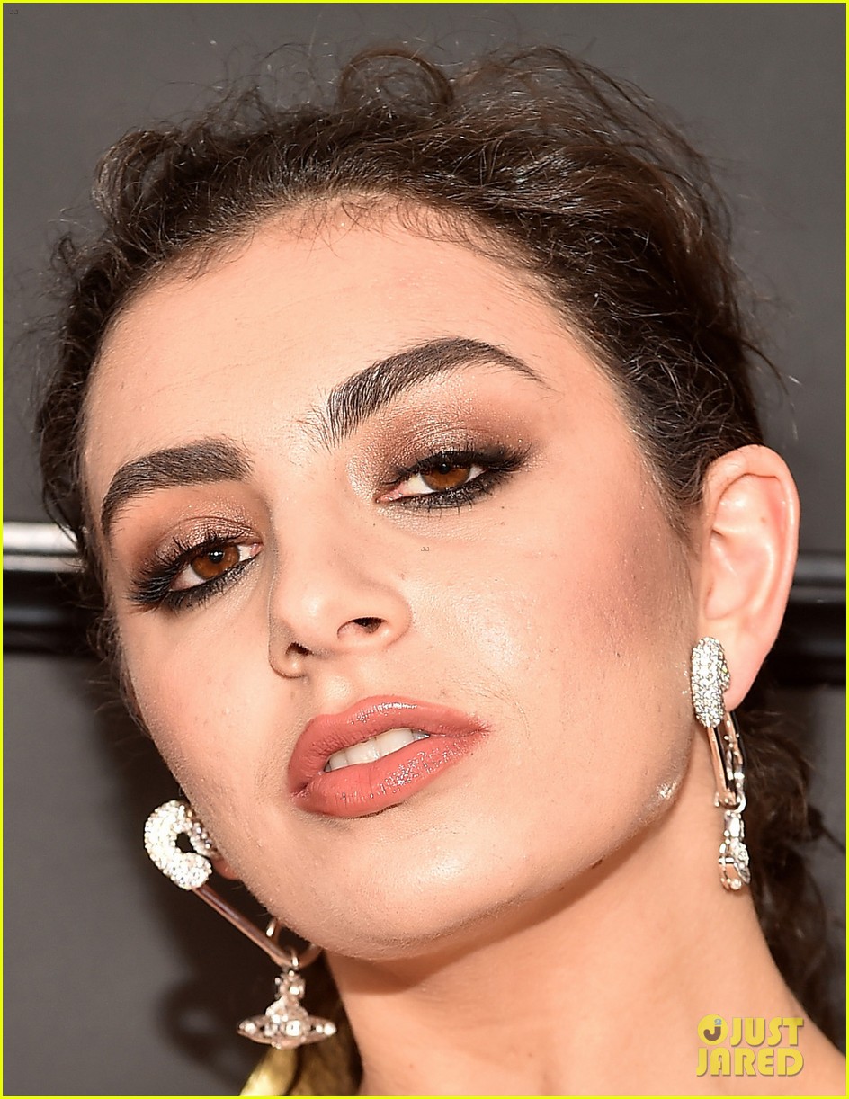 charli xcx compares her grammys 2017 red carpet look to an emoji 01