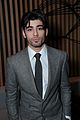 zayn malik suits up for fifty shades darker premiere 01