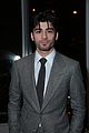zayn malik suits up for fifty shades darker premiere 03