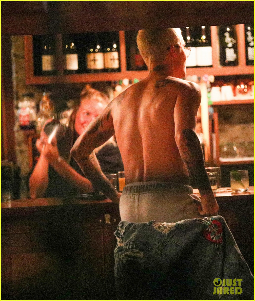 justin bieber goes shirtless in an australian bar 02