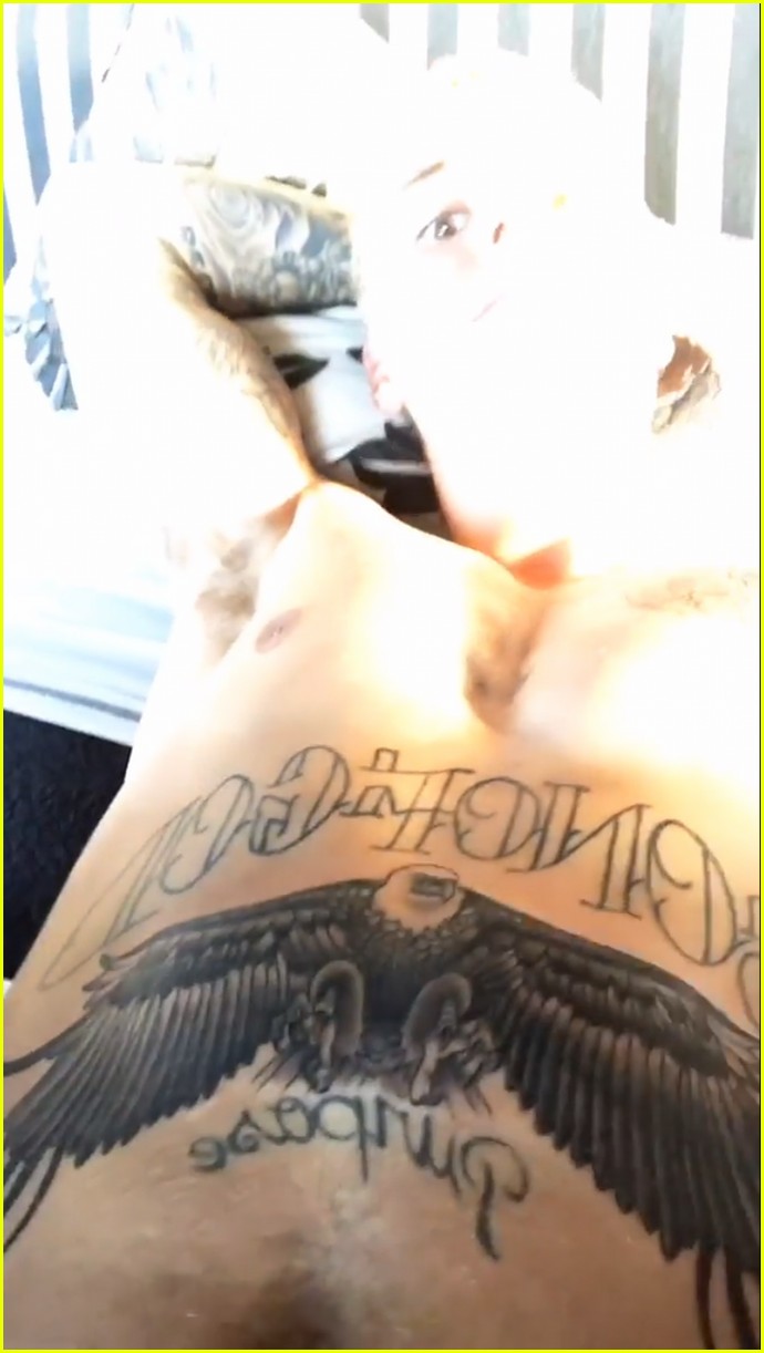 justin bieber gets new tattoo of giant eagle on his chest 02