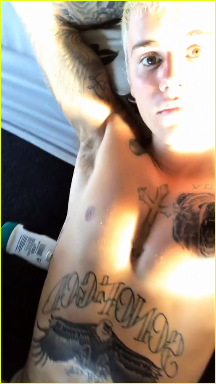 justin bieber gets new tattoo of giant eagle on his chest 04