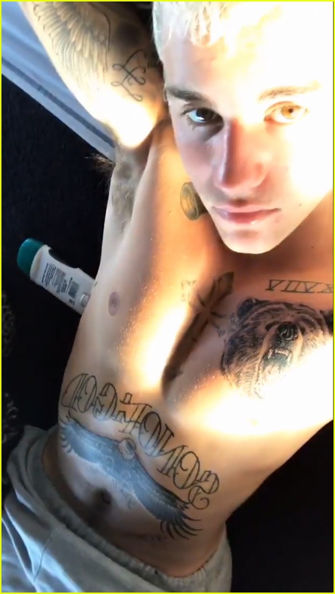 justin bieber gets new tattoo of giant eagle on his chest 05