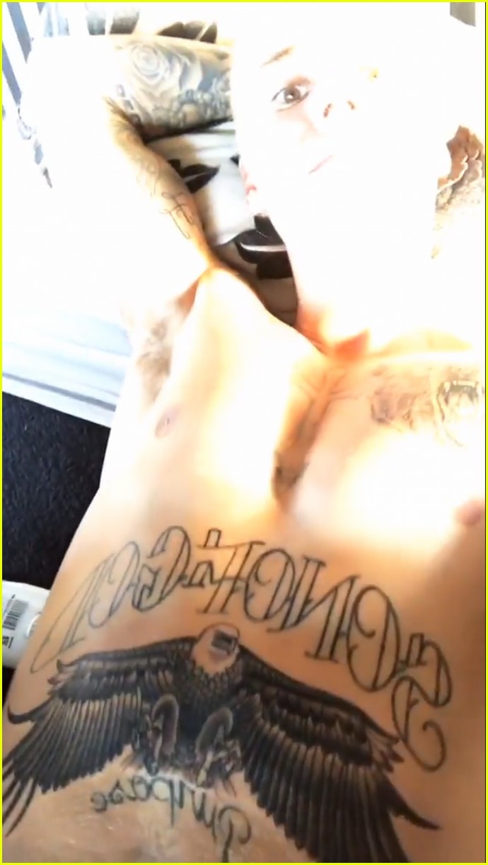 justin bieber gets new tattoo of giant eagle on his chest 06