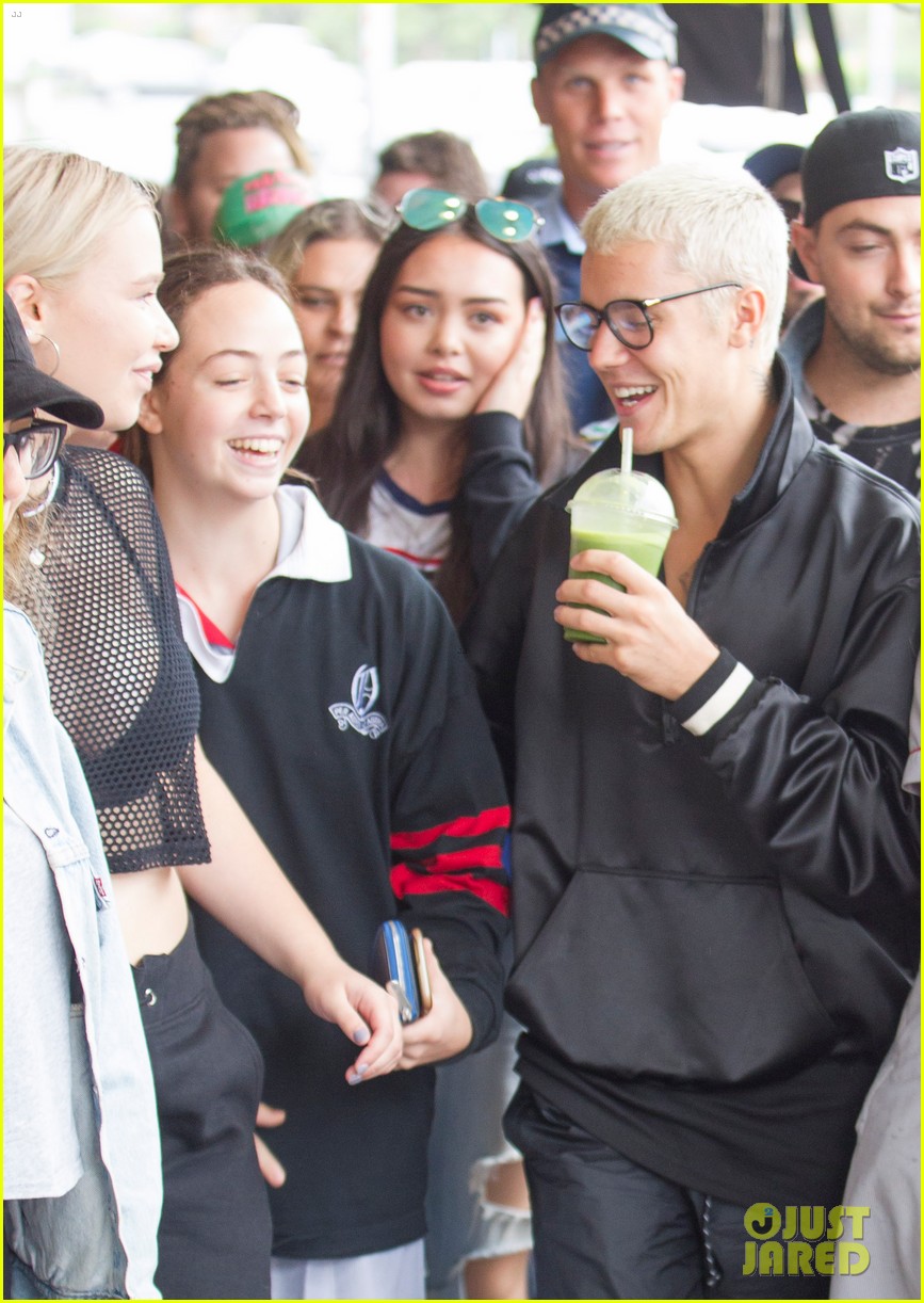justin bieber gets mobbed by fans in australia 04