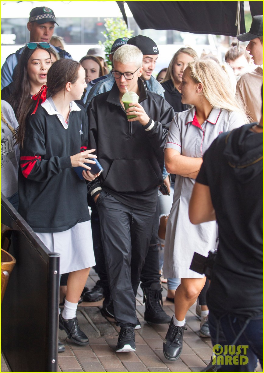 justin bieber gets mobbed by fans in australia 06