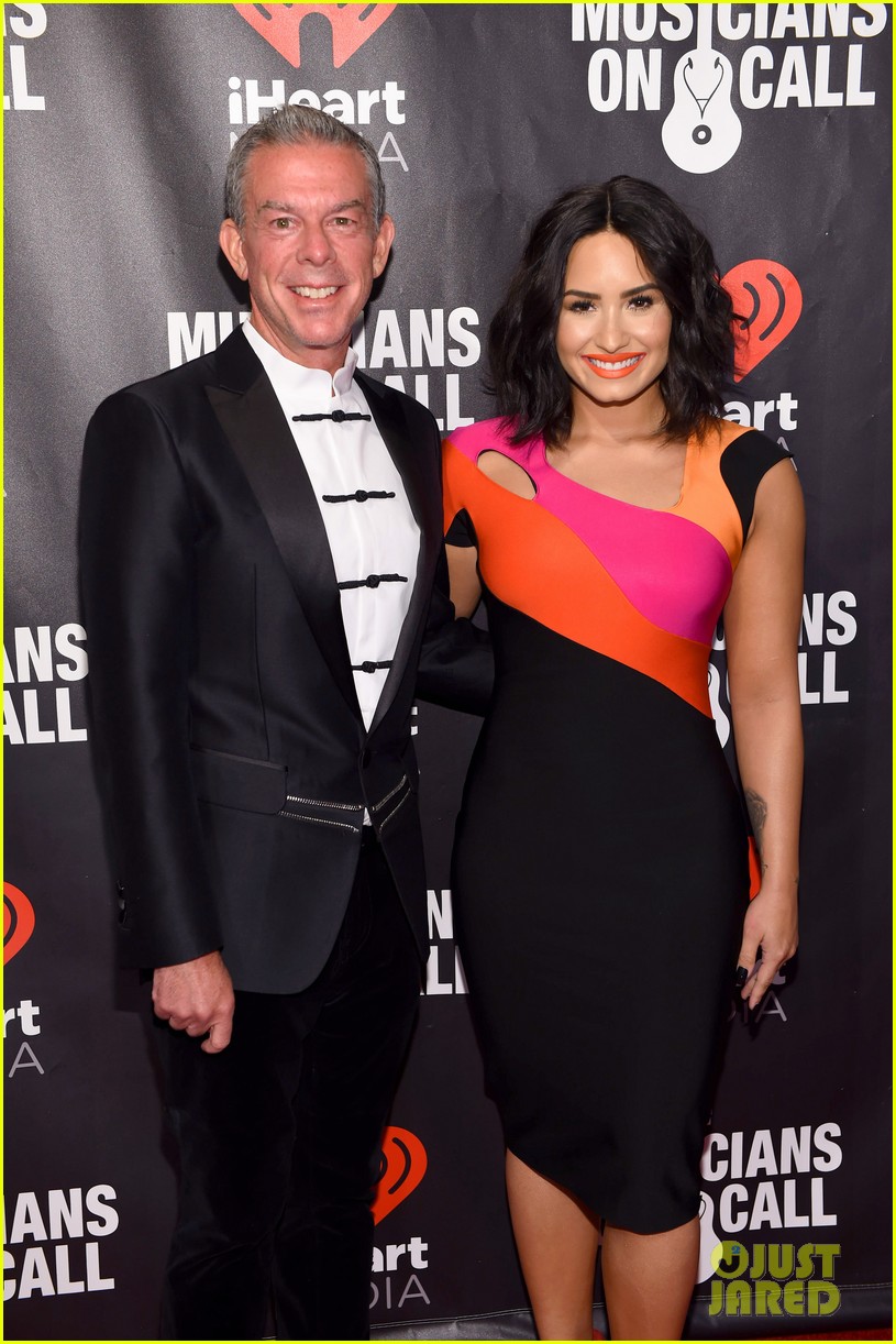 demi bea honor elvis at musicians on call 01