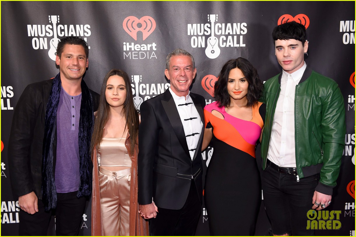demi bea honor elvis at musicians on call 08