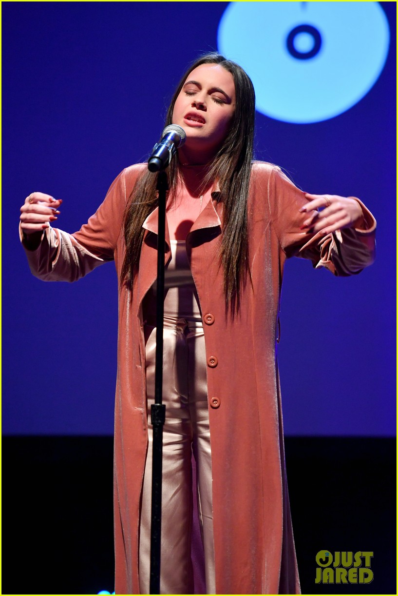 demi bea honor elvis at musicians on call 09