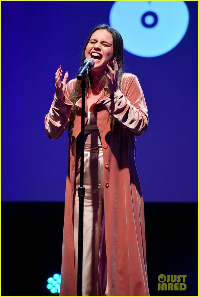 demi bea honor elvis at musicians on call 10