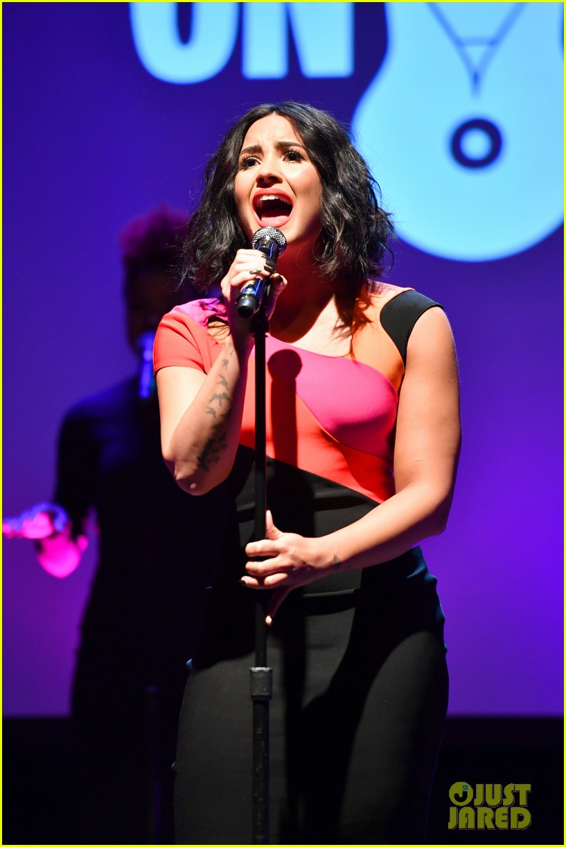 demi bea honor elvis at musicians on call 12