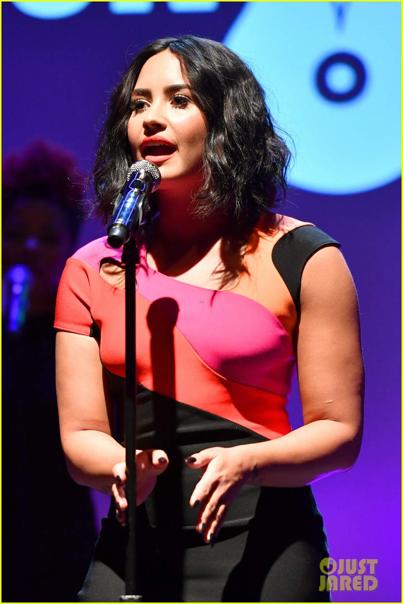 demi bea honor elvis at musicians on call 13