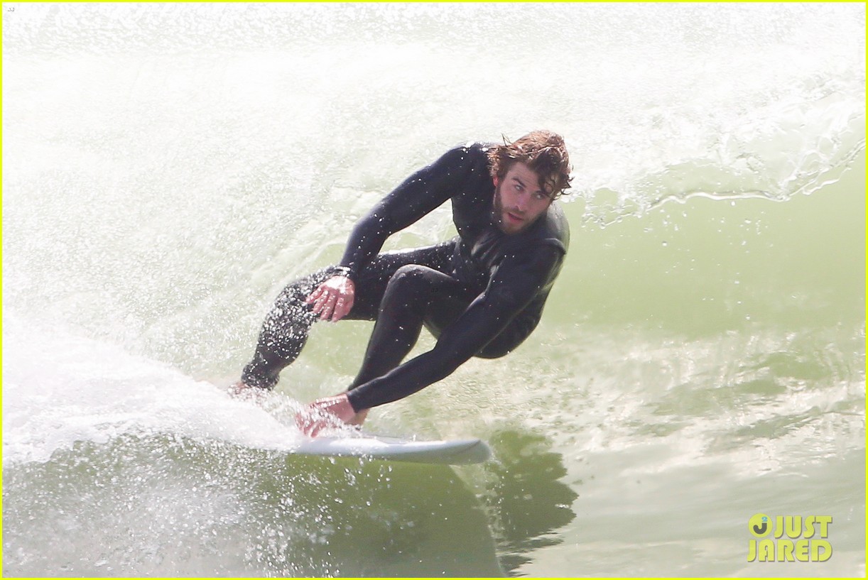 liam hemsworths wetsuit shows off his totally ripped bod 01