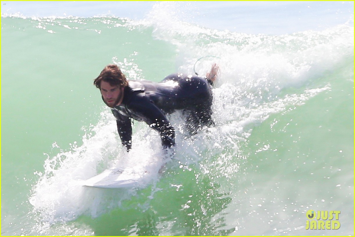 liam hemsworths wetsuit shows off his totally ripped bod 04