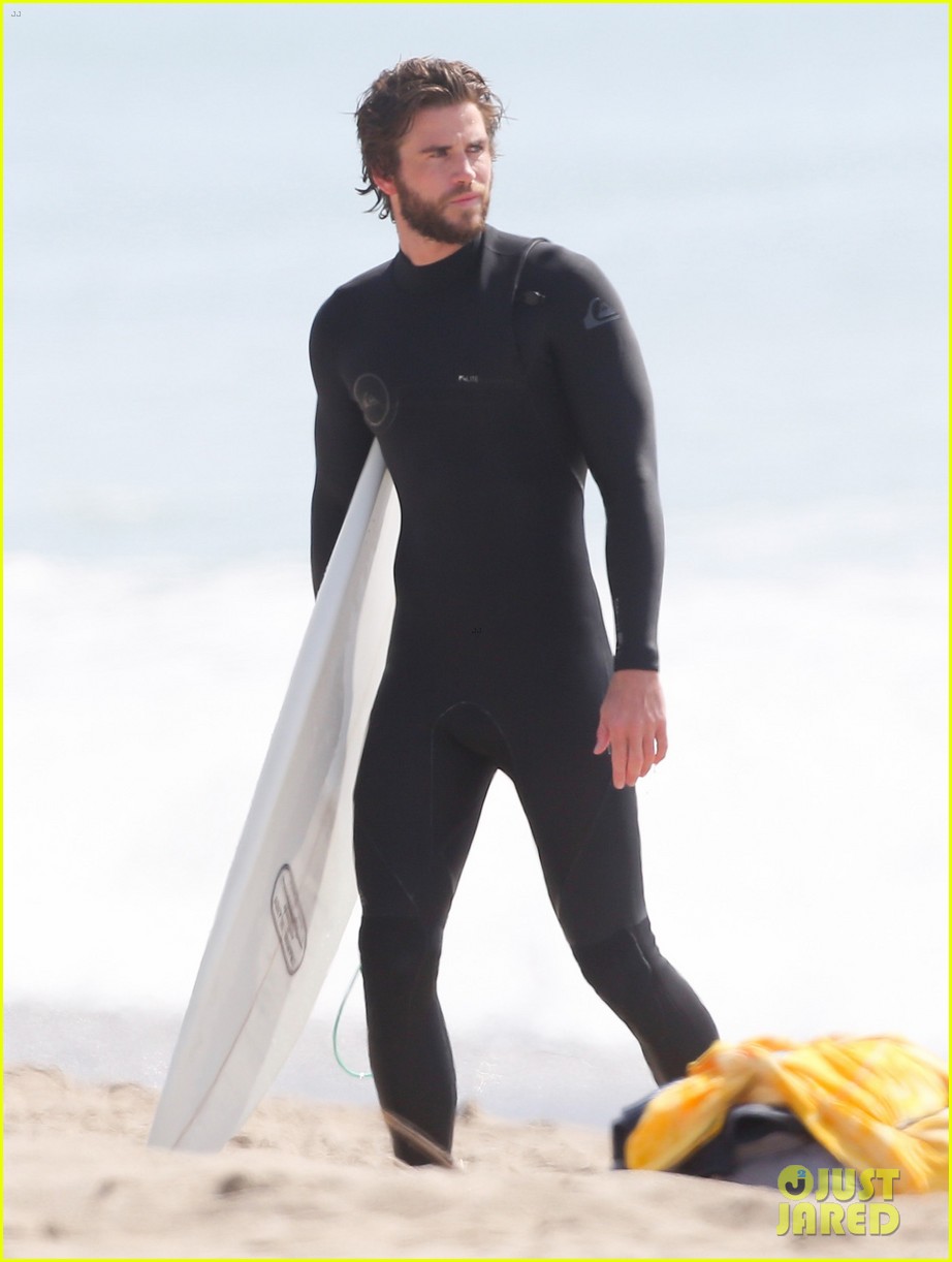 liam hemsworths wetsuit shows off his totally ripped bod 05