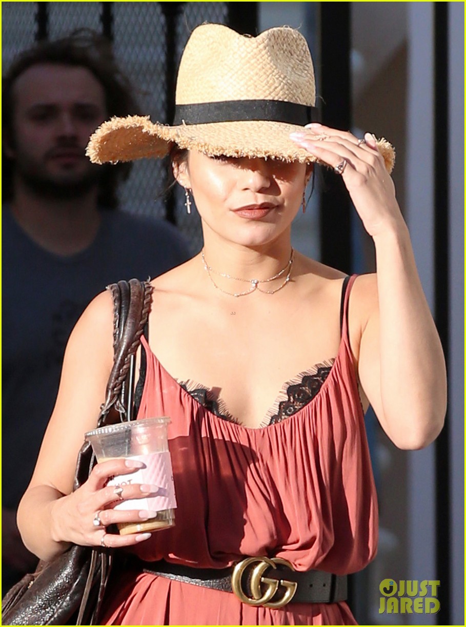 vanessa hudgens tries out long blonde hair see the pic 01