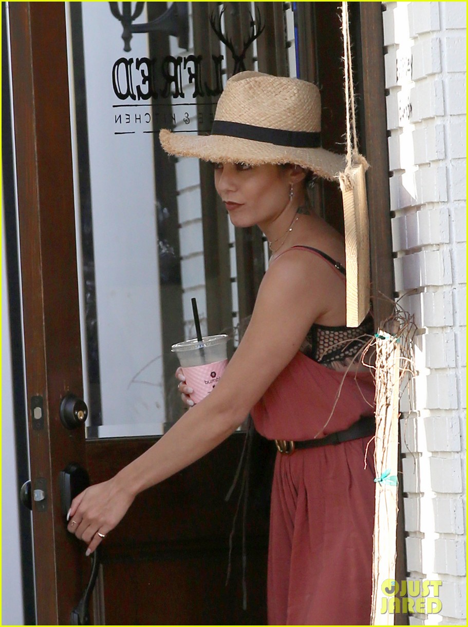 vanessa hudgens tries out long blonde hair see the pic 06