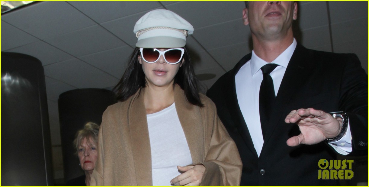 kendall jenner arrives at lax airport 04
