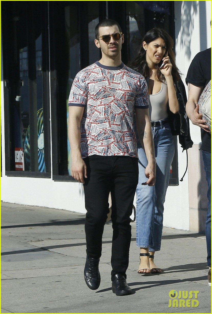 joe jonas is back in the us after trip to europe 01