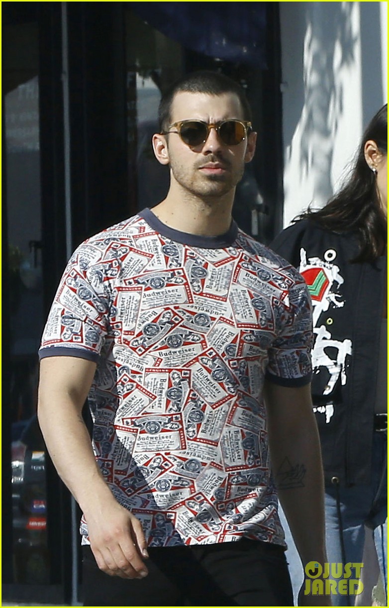 joe jonas is back in the us after trip to europe 02