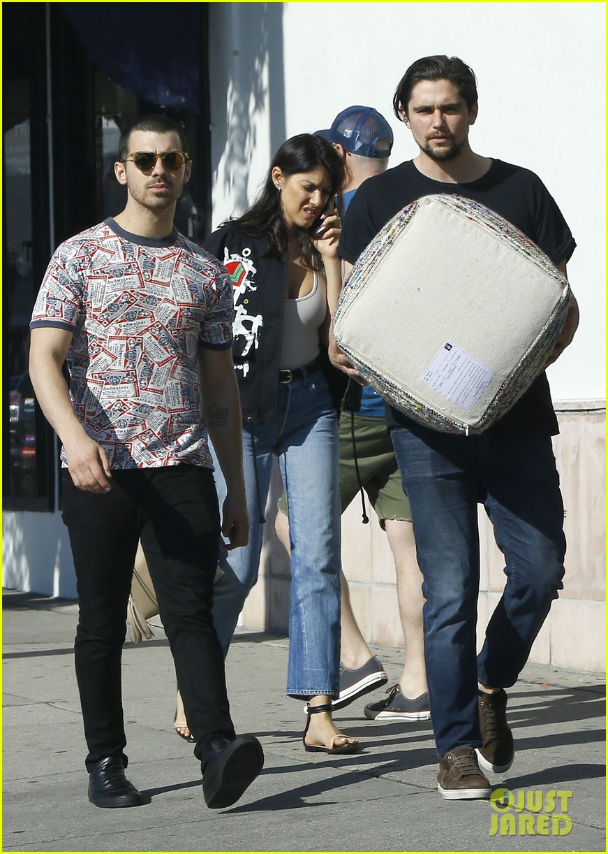 joe jonas is back in the us after trip to europe 03