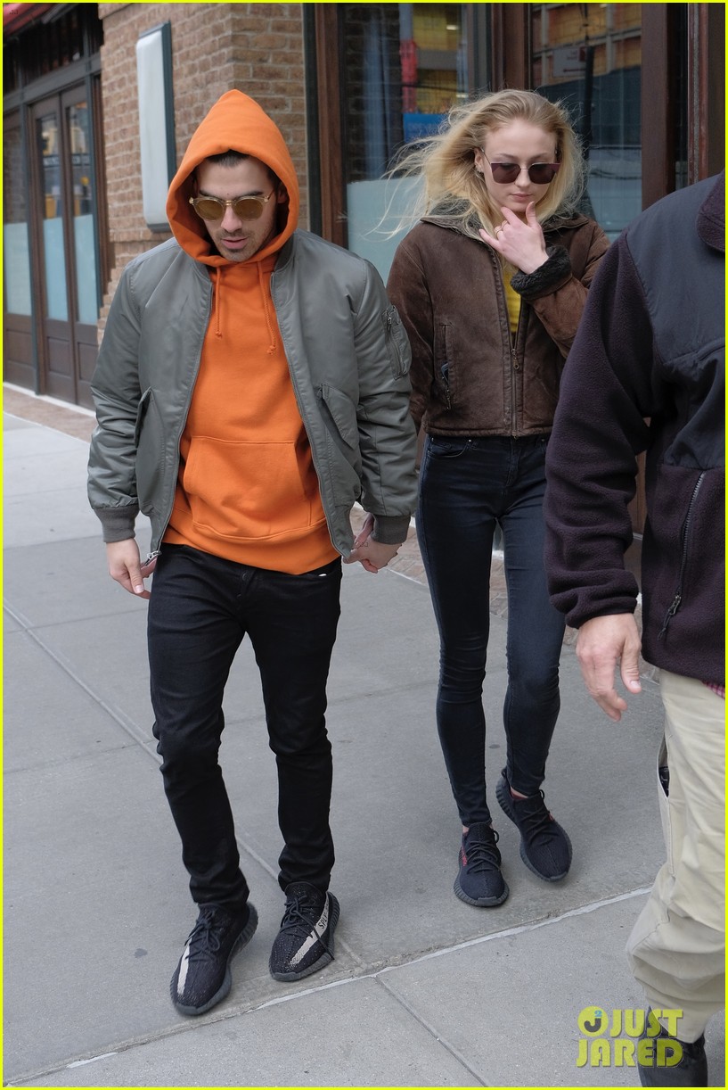 joe jonas and sophie turner hold hands while leaving nyc hotel 07