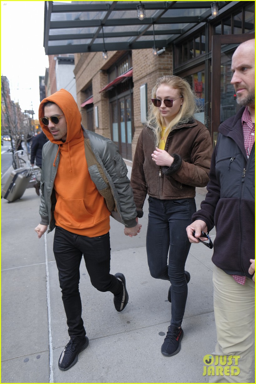 joe jonas and sophie turner hold hands while leaving nyc hotel 11