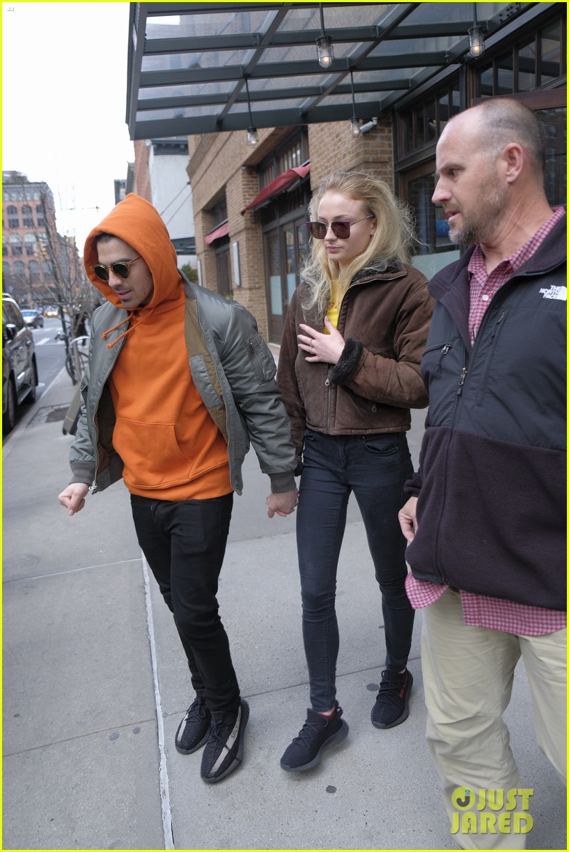 joe jonas and sophie turner hold hands while leaving nyc hotel 12